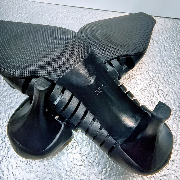 GUCCI Black Leather Laser Cut Square Toe Pumps, Size 35 - Picture 5 of 10